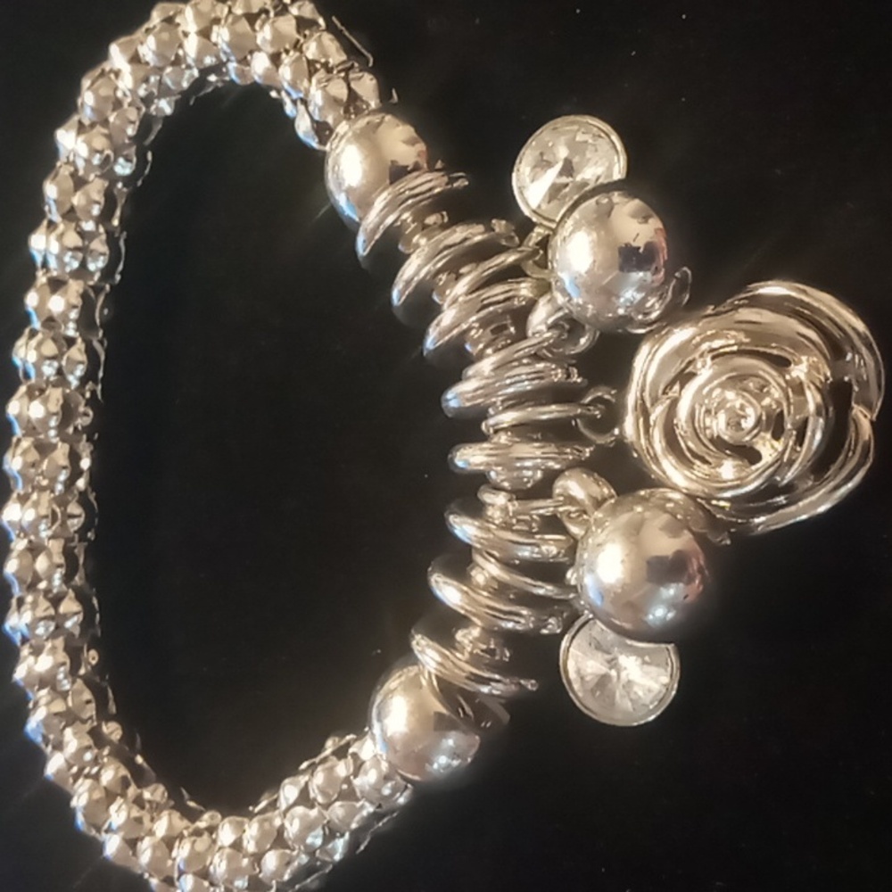 Rose beaded & crystal charms mesh bracelet. - Picture 3 of 6